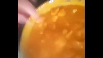 Stud Mange Un Poussin Sale