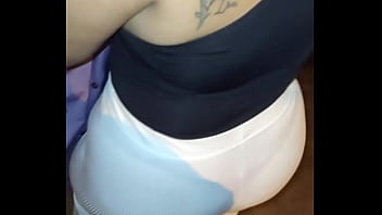 MADURA CULONA EN HILO EN LA CALLE CON LEGGINS TRANSPARENTES