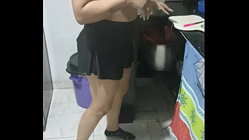 Nackte Hausfrau kocht verführerisch Würstchen