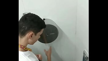 Twink tatuado flagrado mijando