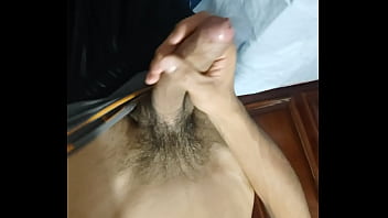 joven de 18 años muestra su gran polla
