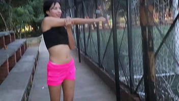 SALI A TROTAR Y ENCONTRE A UNA CHICA HERMOSA DELGADA CON UN CUERPO PERFECTO Y ELLA ME INVITO A SU CASA