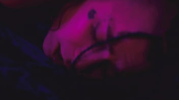 Geile Füße im Lila-Dunkel!