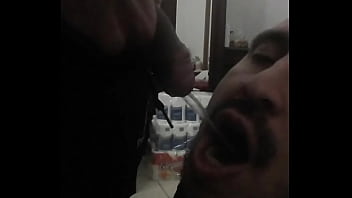 Lluvia dorada con un motoquero