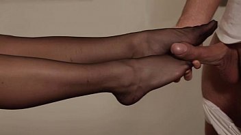 thumb stockinged blon  de babe  