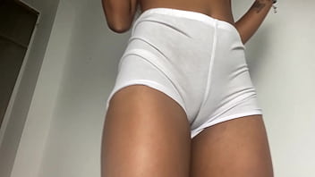 Chica universitaria obtiene orgasmo a chorro despues de mostrar su CAMELTOE