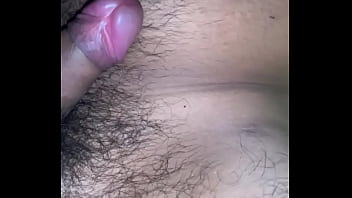 A mi amigo flaite le encanta ver porno mientras lo pajeo