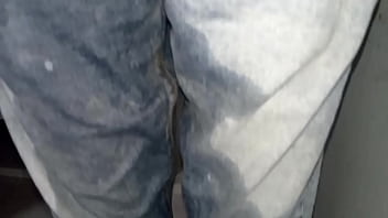 Pantalones orinados con pañal de tela y dos deliciosos orgasmos con pajita de noche lluviosa