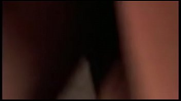 Dunkles Verlangen: Zunge auf Haut