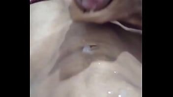 Magrinho jorrando leite longe
