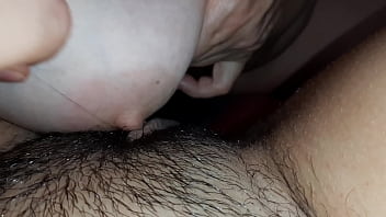 Doppelte Titten-Muschi-Erlösung - Lesbische Lust auf Hochtouren