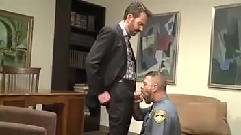 O policial Rocco Steele fode sem dó a Cuceta do psicólogo mas acaba bebendo porra no final. Quero alguém que me faça beber porra assim. Twitter @joaocosmecampo2. Chama na DM. Quero homem com pau de jumento