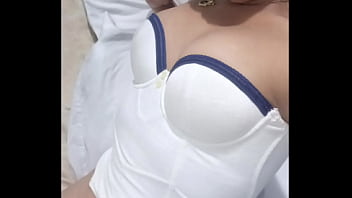 Madrastra de 25 años culona labios gruesos vaginales anda cachonda buscando a quién follar