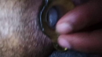 Macho brincando com o plug