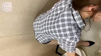 woman who can line up in an office building in Tokyo OL Blow monster