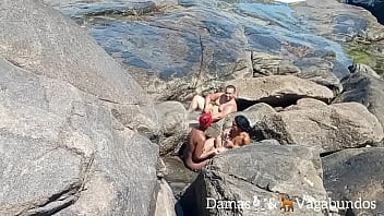 Naturistas flagrados na praia em uma orgia ao ar livre ...  