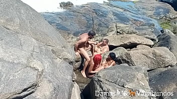 Naturistas flagrados na praia em uma orgia ao ar livre ...  