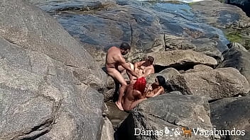 Naturistas flagrados na praia em uma orgia ao ar livre ...  