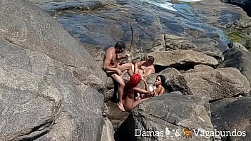 Naturistas flagrados na praia em uma orgia ao ar livre ...  