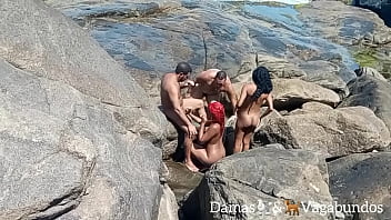 Naturistas flagrados na praia em uma orgia ao ar livre ...  