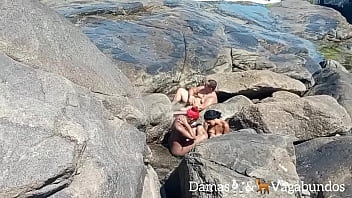 Naturistas flagrados na praia em uma orgia ao ar livre ...  