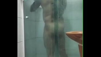 Fui flagrado tomando banho. Gostam?
