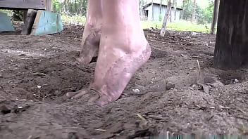 Overseas outdoor restraint M woman who feels while agonizing over the crotch rope that bites into the of the slave