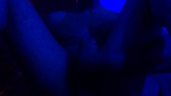 Bleu sous la table.MOV