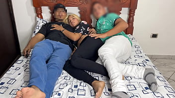 Viendo Pelicula con mi Amigo y su Hermosa Novia que me Pone el Culo de Lado