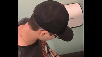 Novinho nerd gostoso aliviando no banheiro do shopping