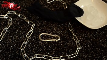 Eisige Fesselung: Prickelnde Kette & Latex-Qual