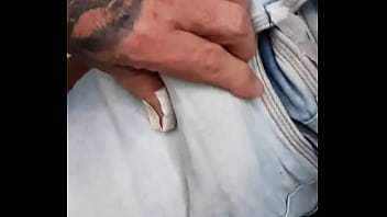 BARBEIRO MADURO SAFADAO BRINCANDO COM O PAUZAO GROSSO DO CLIENTE NOVINHO