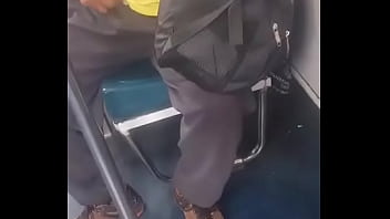 Macho com tesão oferecendo rola no metrô