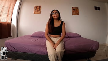 Hermosa Pía quiere la leche en la carita.