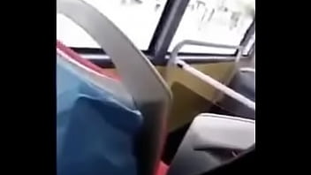 Mão amiga no ônibus: pegando na pica escondido