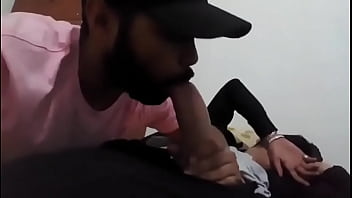 Carlitos gamboa le chupa la polla a su amigo borracho despues del party