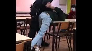 Policia vai por trás de mim com agressividade e me algema gostoso.