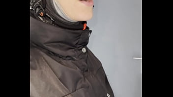 Lety Howl drague un inconnu anglais au casier &agrave_ ski pour ensuite le ramener ...