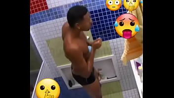 thumb paulo andre bbb  22 mostra rola no banho no ba  no banho no banho