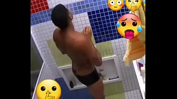 thumb paulo andre bbb  22 mostra rola no banho no ba  no banho no banho