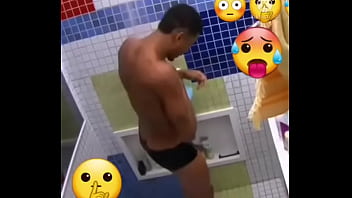 thumb paulo andre bbb  22 mostra rola no banho no ba  no banho no banho