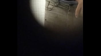 Hetero se oferecendo no banheiro