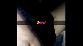 Il frappe puis se caresse le penis