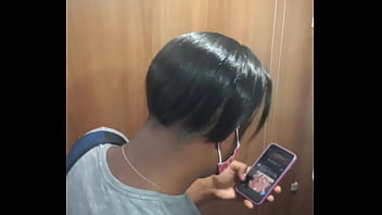 Sozinho no banheiro do shopping
