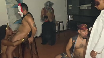 Revela&ccedil_&atilde_o de festa a fantasia de Halloween termina em uma Suruba Quente e Gostosa