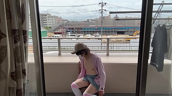 Mayu, une travestie en minijupe en jean et bas mi-bas, fait un spectacle nu sur le balcon - XVIDEOS.COM->