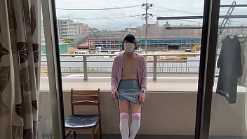 Mayu, une travestie en minijupe en jean et bas mi-bas, fait un spectacle nu sur le balcon - XVIDEOS.COM->