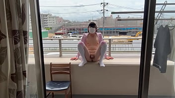 Mayu, une travestie en minijupe en jean et bas mi-bas, fait un spectacle nu sur le balcon - XVIDEOS.COM->