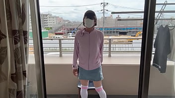 Mayu, une travestie en minijupe en jean et bas mi-bas, fait un spectacle nu sur le balcon - XVIDEOS.COM->