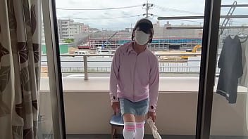 Mayu, une travestie en minijupe en jean et bas mi-bas, fait un spectacle nu sur le balcon - XVIDEOS.COM->